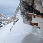 Breitenkopfhütte im Winter unter einem Felsvorsprung in der Mieminger Kette.