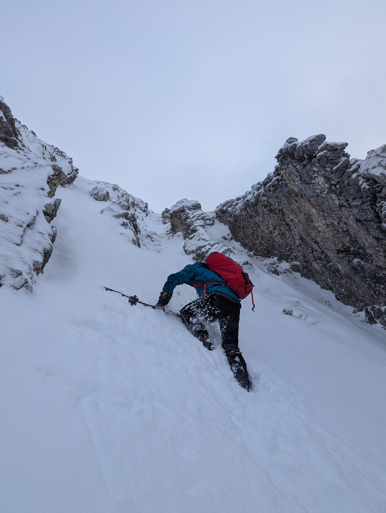 Skitourengeher in einer steilen verschneiten Rinne in der Mieminger Kette.