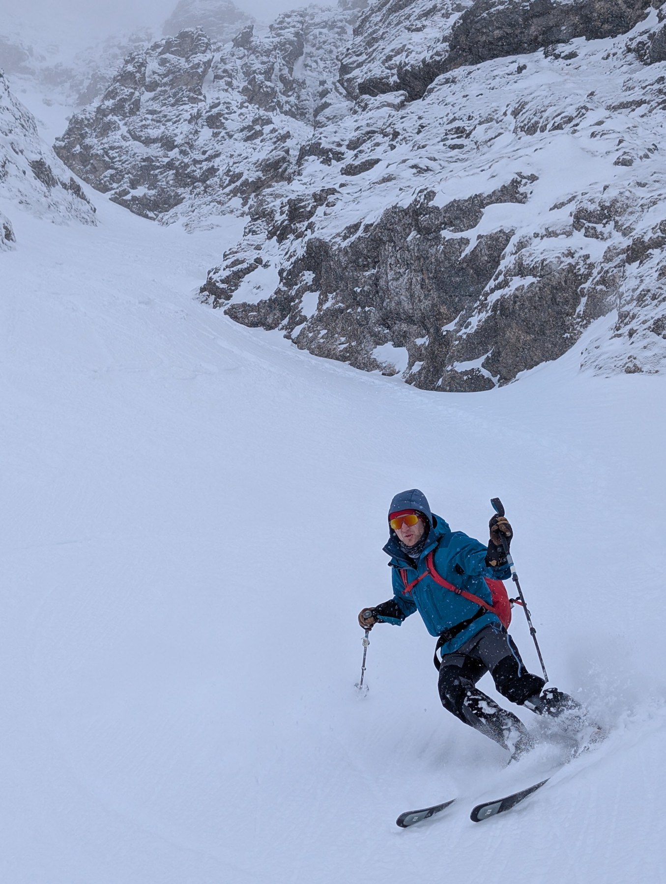 Skitourengeher in einer steilen verschneiten Rinne in der Mieminger Kette.