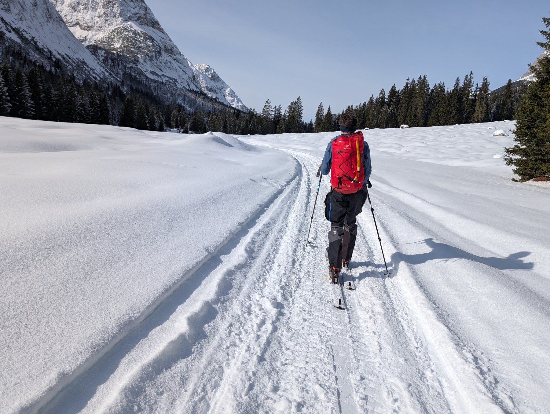 Skitourengeher am langen Zustieg durch das verschneite Gaistal Richtung Breitenkopfhütte.