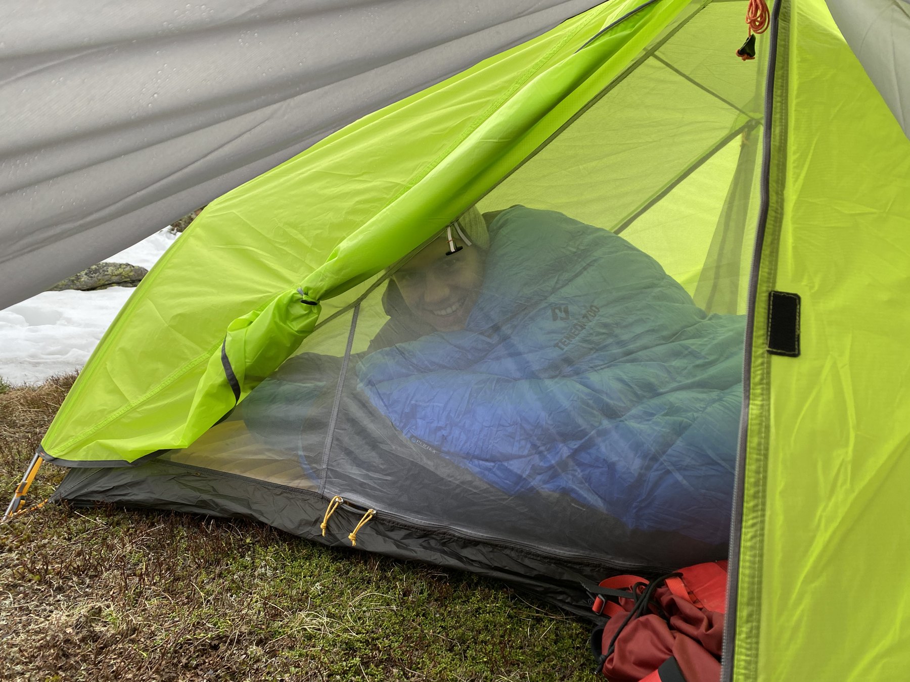 Schlafsack im grünen Zelt