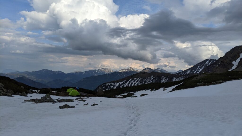 Zeltplatz im Schnee mit Blick Richtung Rottenmanner Tauern