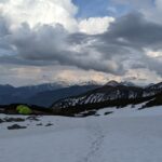 Zeltplatz im Schnee mit Blick Richtung Rottenmanner Tauern