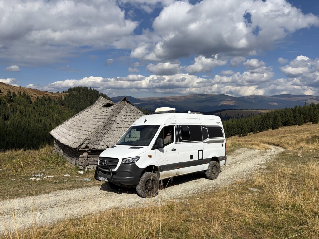 Campervan neben einer einfachen Hütte auf der offenen Hochfläche der Strategica.